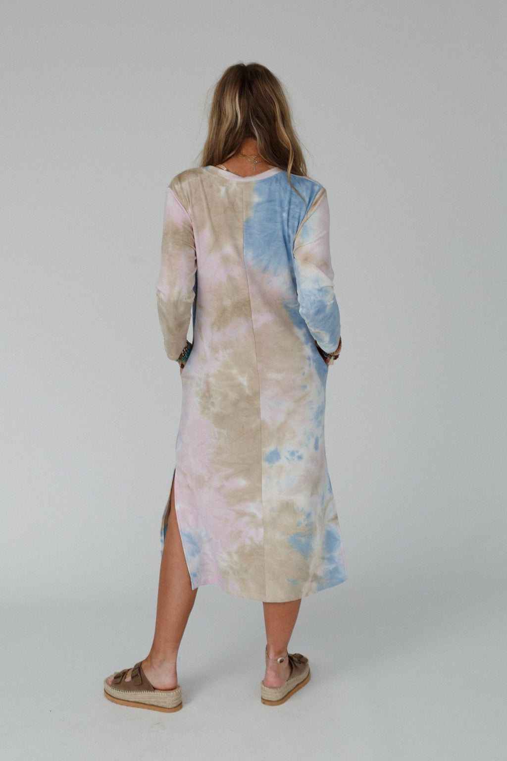 The Nest Soul Shine Pocketed Tie Dye Midi Dress - Lavender Taupe